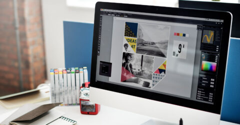 Poste de travail en infographie avec ordinateur affichant un logiciel de design graphique lors d’une activité immersive DEP infographie à Laval